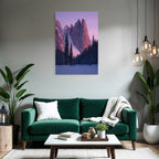 Ruhevolle Landschaft Mit Verschneiten Bergen Und Tannenbaum