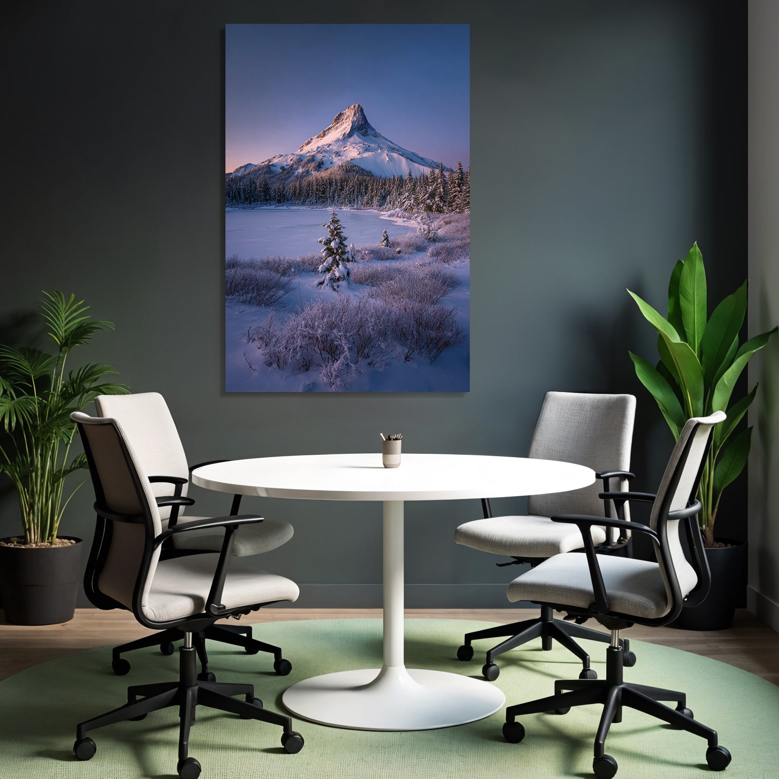 Schneebedeckte Berglandschaft Mit Eingefrorenem See Und Evergreen Bäumen