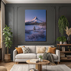 Schneebedeckte Berglandschaft Mit Eingefrorenem See Und Evergreen Bäumen