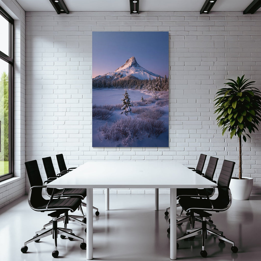 Schneebedeckte Berglandschaft Mit Eingefrorenem See Und Evergreen Bäumen