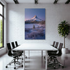 Schneebedeckte Berglandschaft Mit Eingefrorenem See Und Evergreen Bäumen