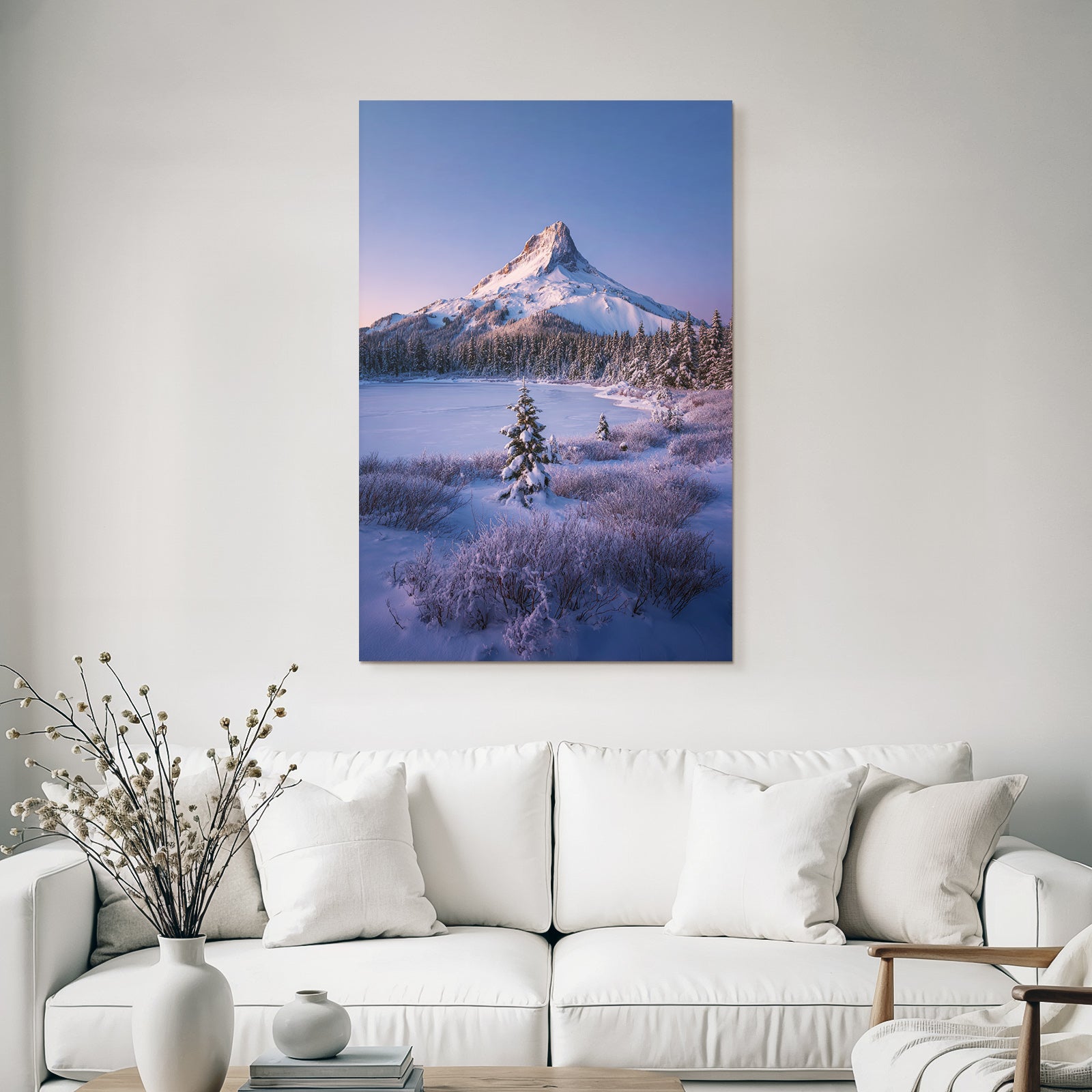 Schneebedeckte Berglandschaft Mit Eingefrorenem See Und Evergreen Bäumen