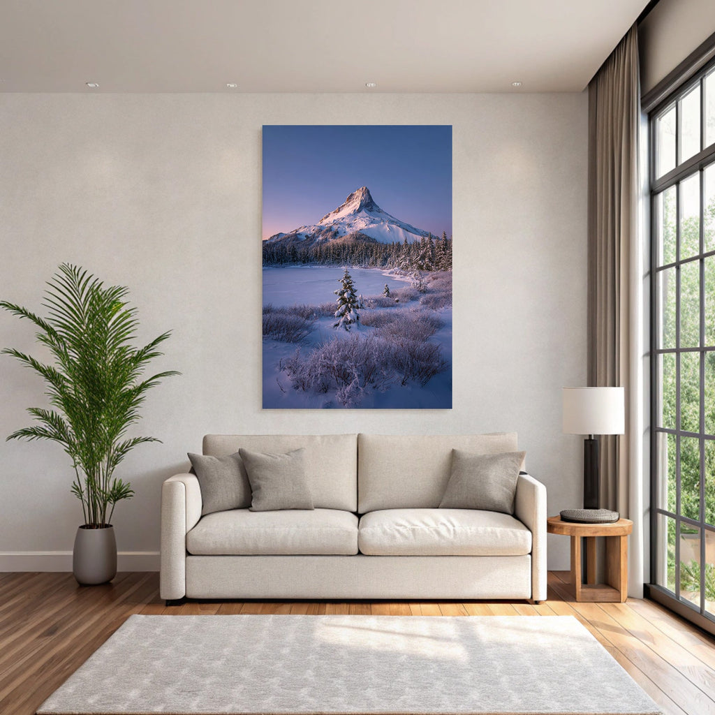 Schneebedeckte Berglandschaft Mit Eingefrorenem See Und Evergreen Bäumen
