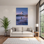 Schneebedeckte Berglandschaft Mit Eingefrorenem See Und Evergreen Bäumen