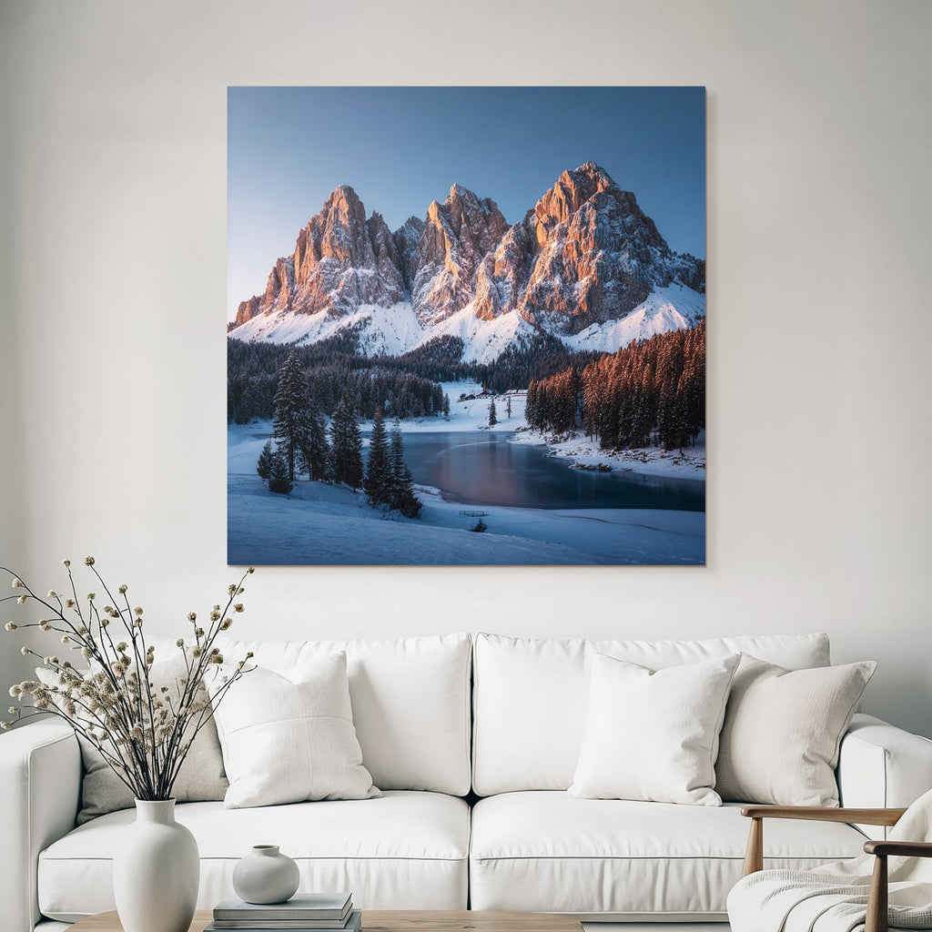 Landschaft Mit Schneebedeckten Bergen Und Reflektierendem See