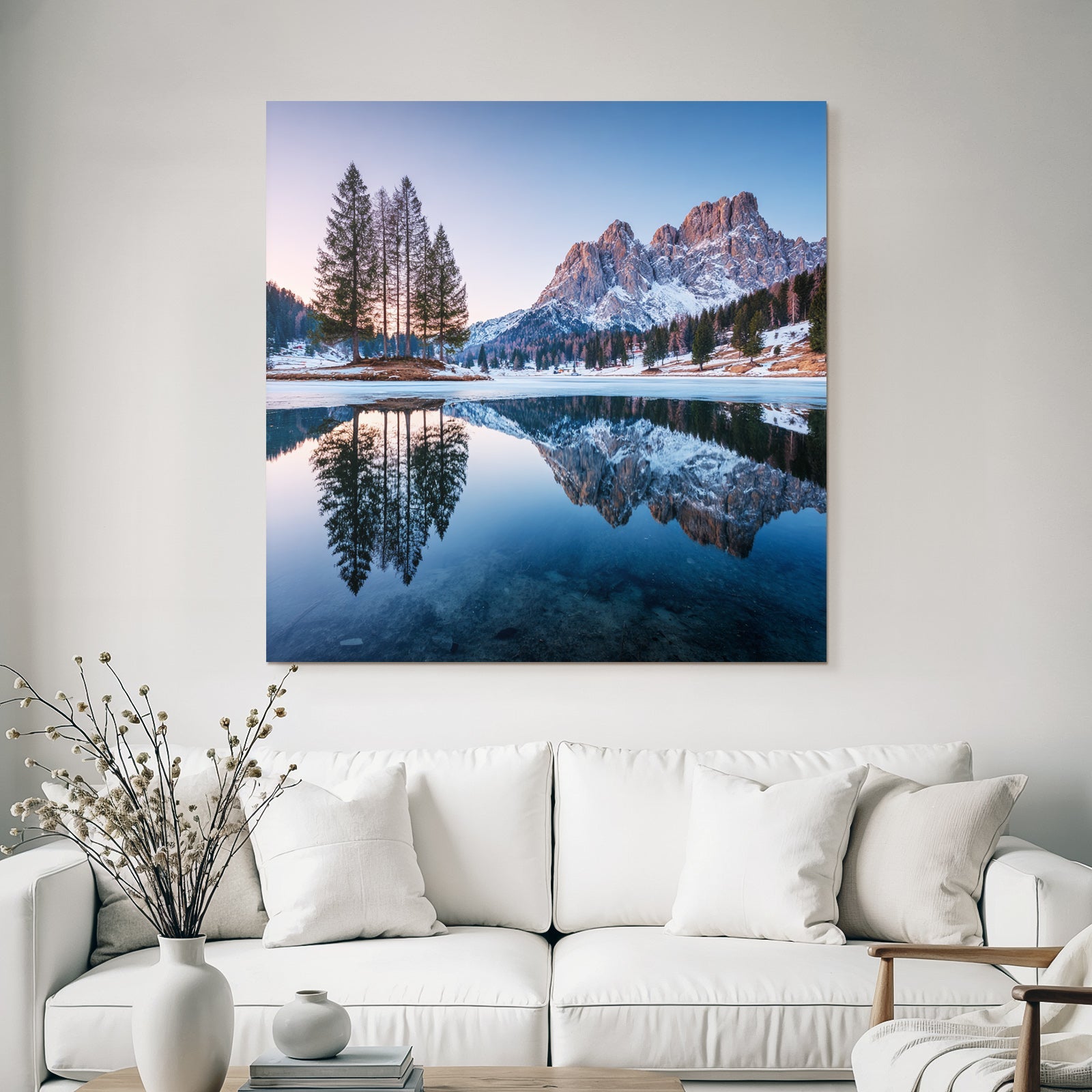 Ruhige Landschaft Schneebedeckte Berge Und See