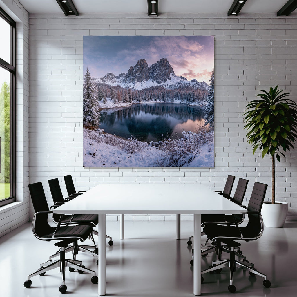 Sanfte Landschaft Am Seen Mit Bergen Und Evergreen Bäumen