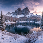 Sanfte Landschaft Am Seen Mit Bergen Und Evergreen Bäumen | Winter | Jahreszeiten