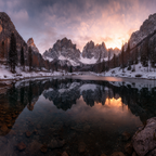 Schöne Natur Landschaft See Umgeben Von Schneebedeckten Bergen Und Bäumen Bei Sonnenuntergang | Winter | Jahreszeiten