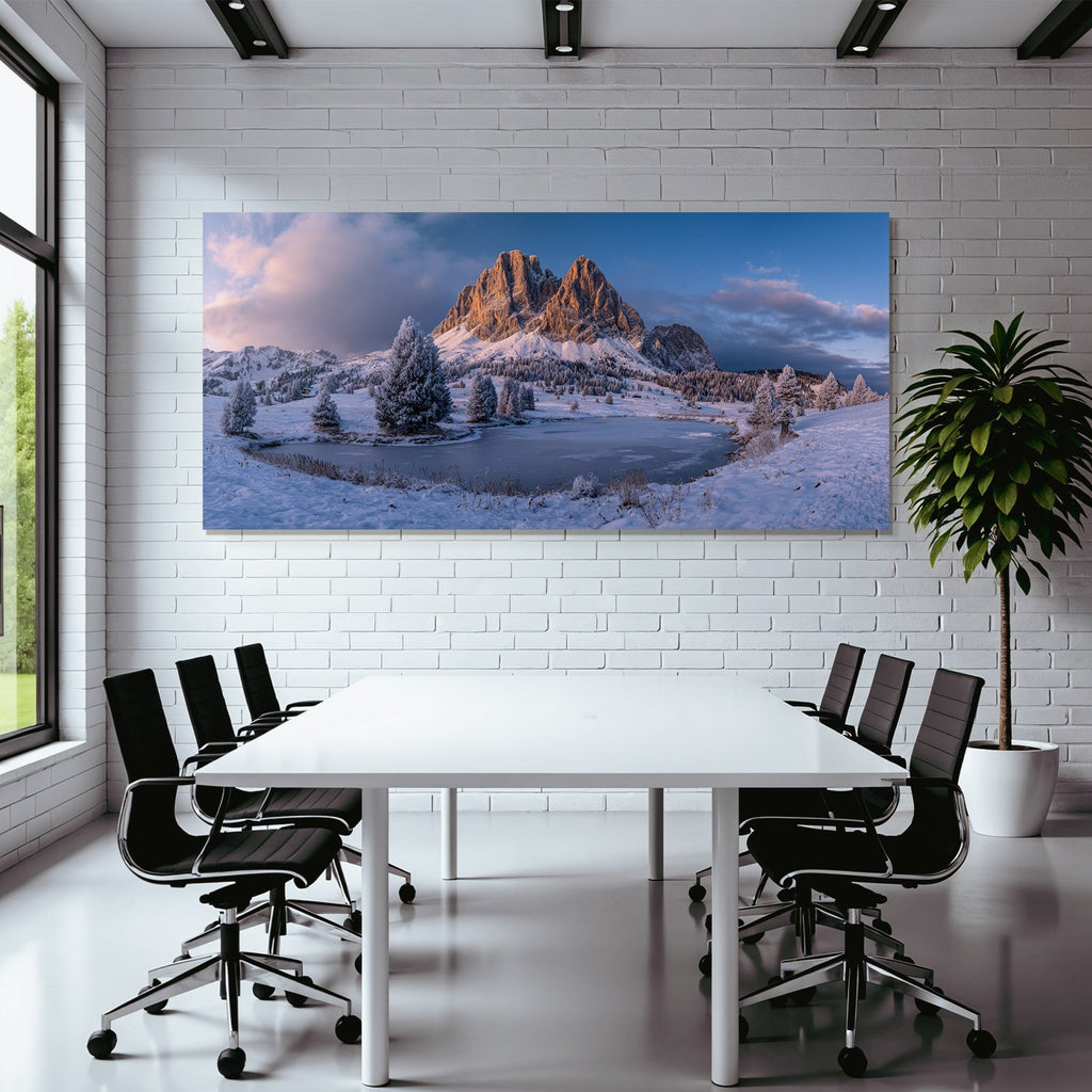 Landschaft Mit Schneebedeckten Bergen Und Einem Gefrohrenen Teich