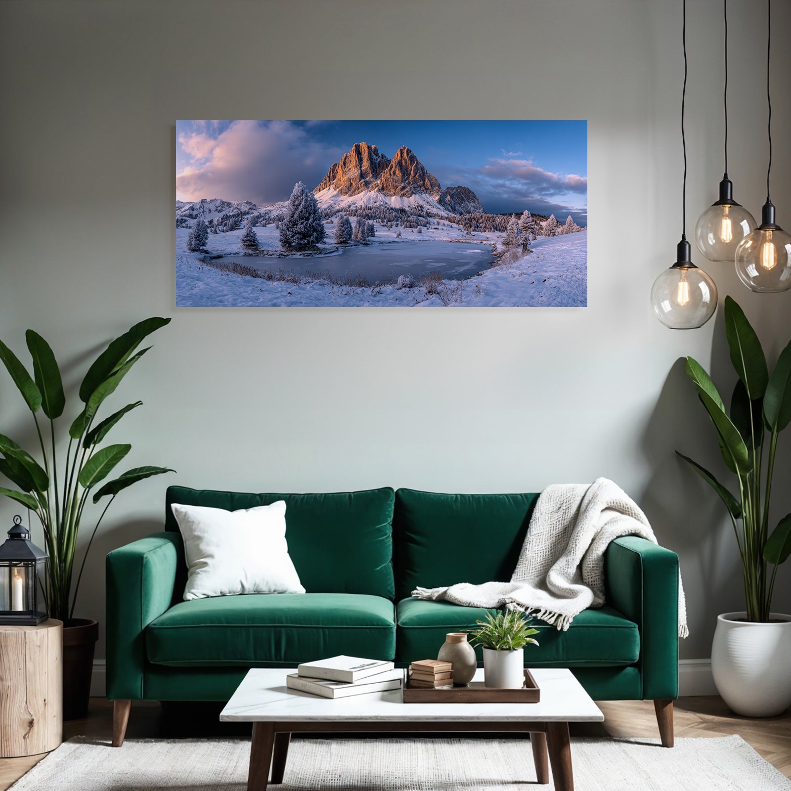 Landschaft Mit Schneebedeckten Bergen Und Einem Gefrohrenen Teich