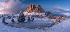 Landschaft Mit Schneebedeckten Bergen Und Einem Gefrohrenen Teich | Winter | Jahreszeiten