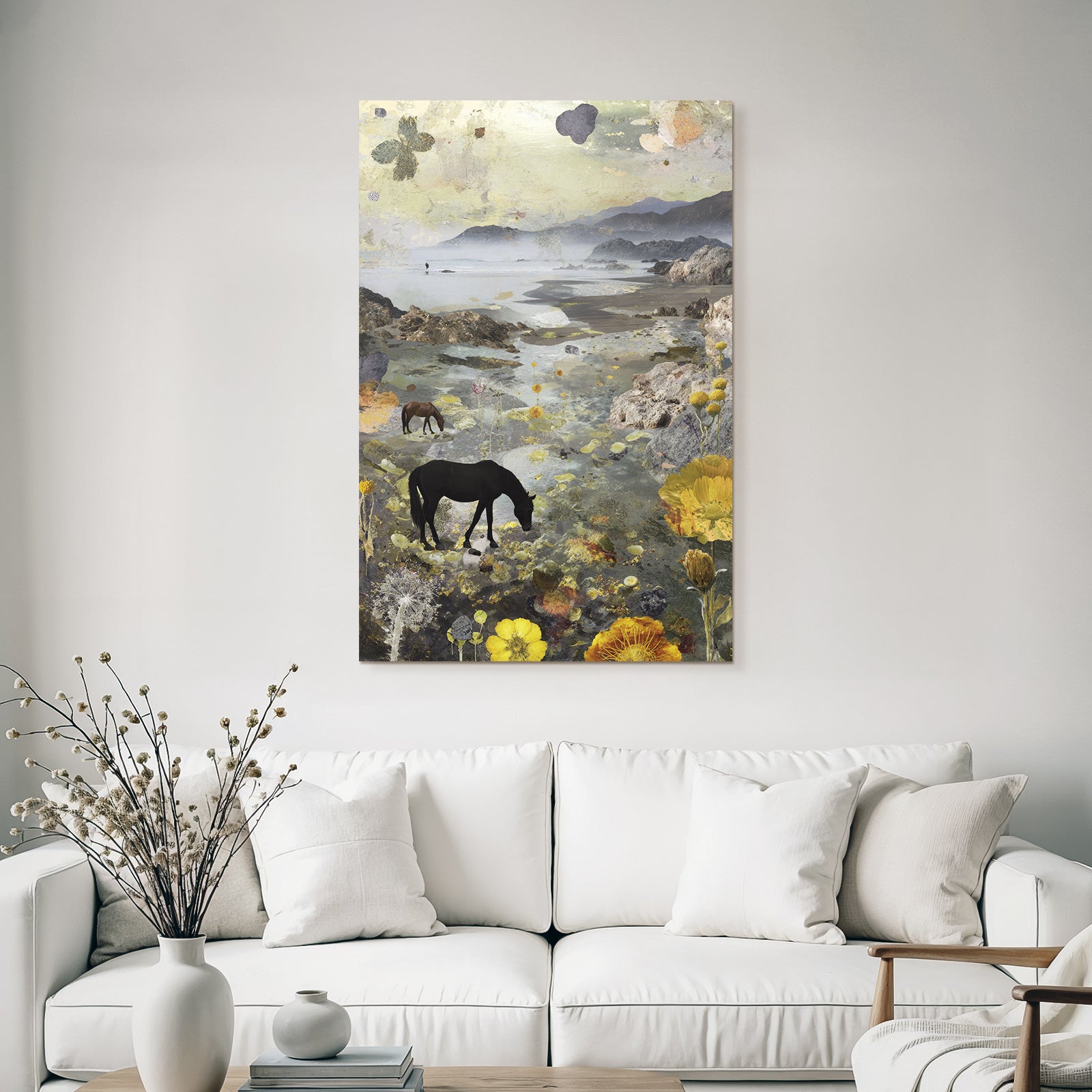 Traumhafte Landschaft Pferde Am Strand Mit Blumen Und Lilienblaettern