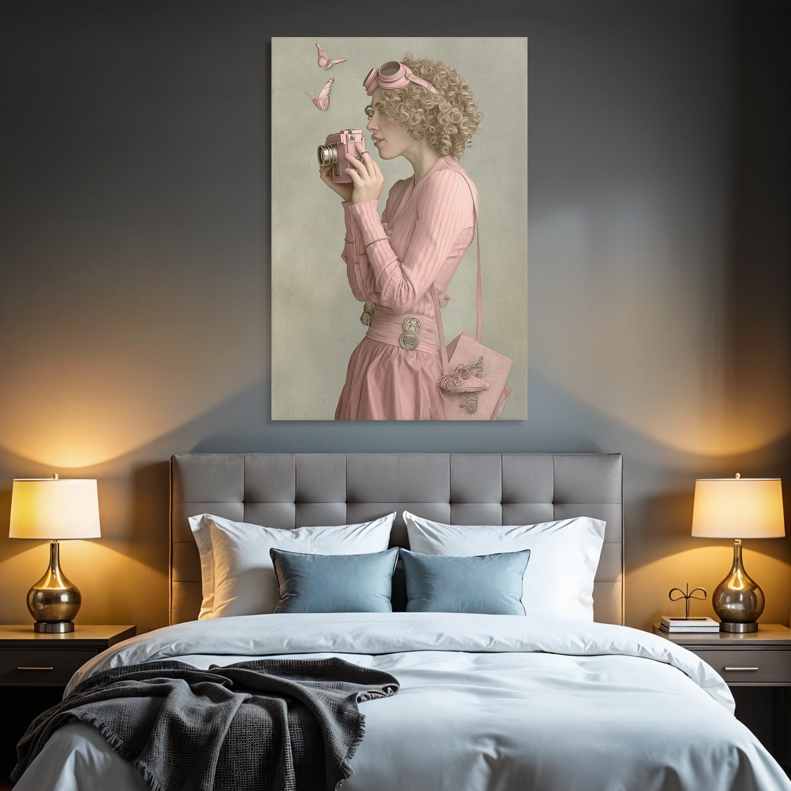 Frau Mit Lockigem Haar In Pinker Kleidung Mit Vintage Kamera Und Faltern
