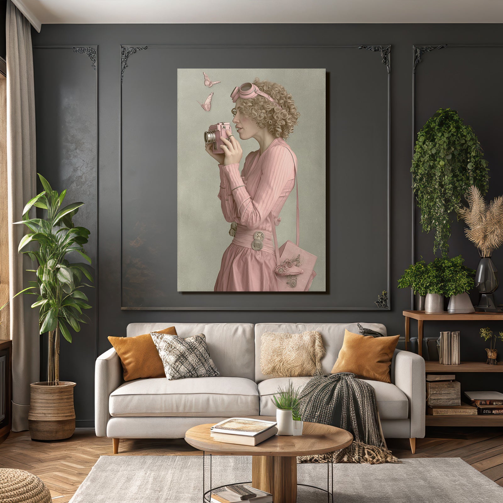 Frau Mit Lockigem Haar In Pinker Kleidung Mit Vintage Kamera Und Faltern