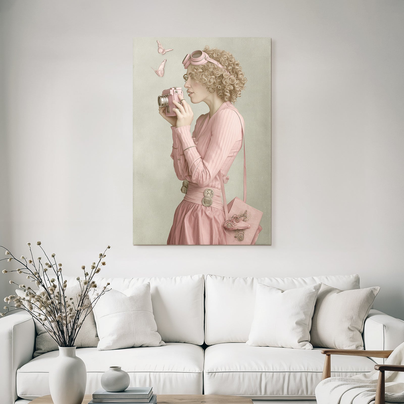 Frau Mit Lockigem Haar In Pinker Kleidung Mit Vintage Kamera Und Faltern
