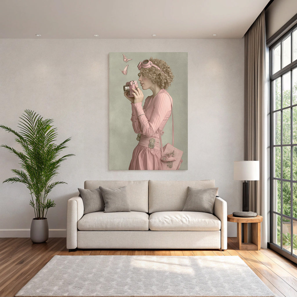 Frau Mit Lockigem Haar In Pinker Kleidung Mit Vintage Kamera Und Faltern