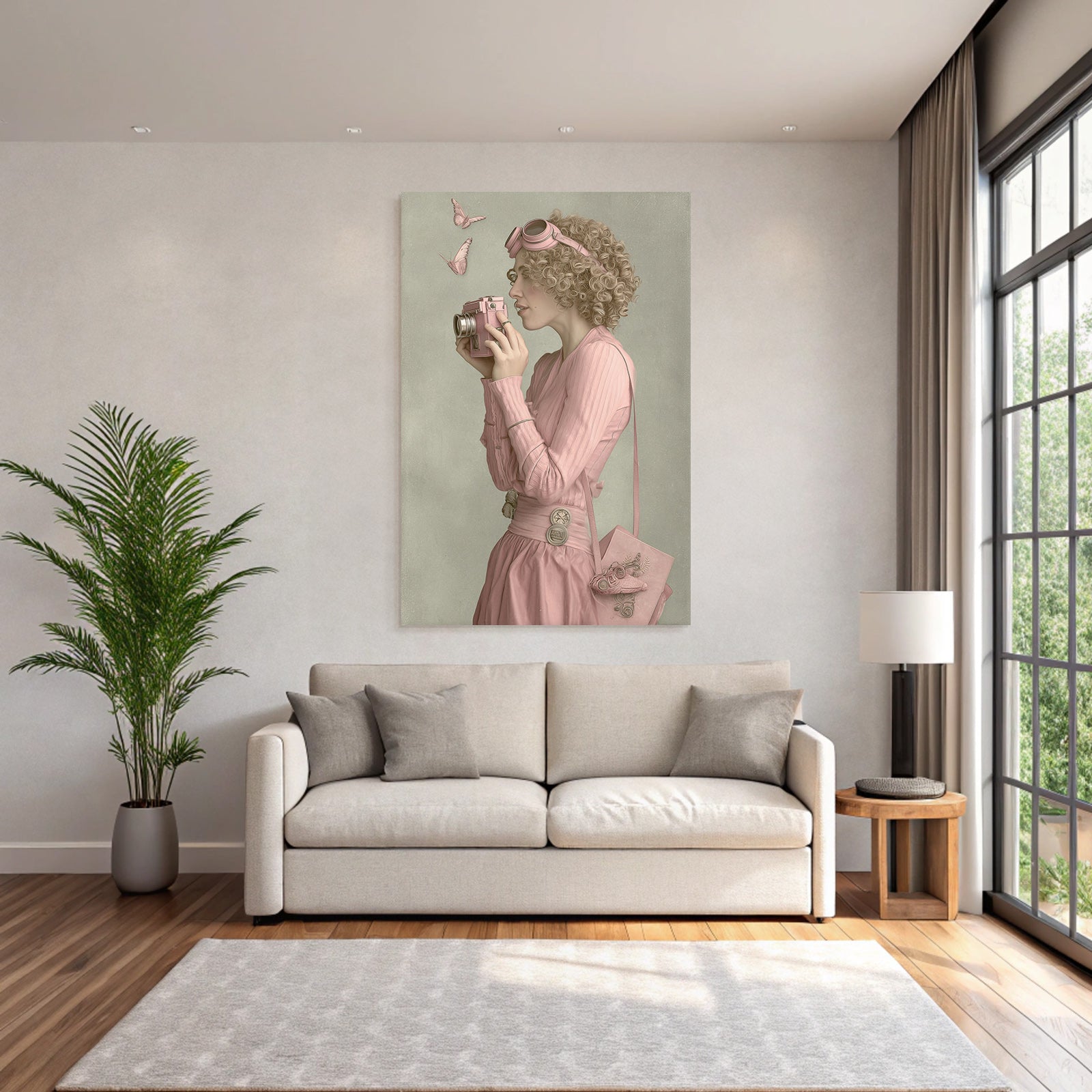 Frau Mit Lockigem Haar In Pinker Kleidung Mit Vintage Kamera Und Faltern