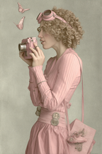 Frau Mit Lockigem Haar In Pinker Kleidung Mit Vintage Kamera Und Faltern | Digital Art | Kunstgattungen