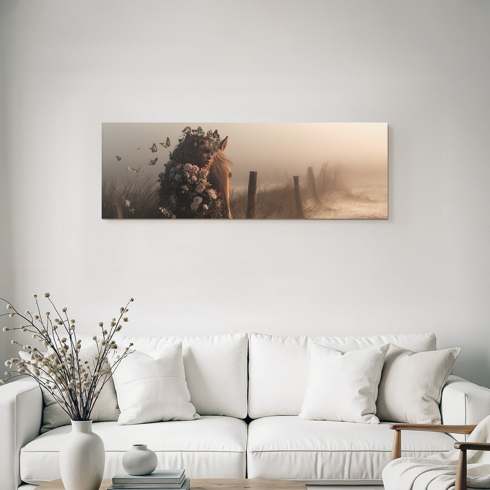 Junge Frau Mit Blumen Und Weiss Pferd Im Nebelhafte Landschaft