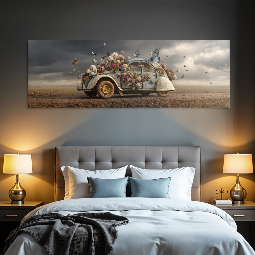 Vintage Auto Mit Blumen Und Schmetterlingen Auf Einem Dirt Road Unter Einem Drama Himmel