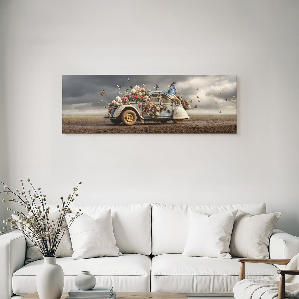 Vintage Auto Mit Blumen Und Schmetterlingen Auf Einem Dirt Road Unter Einem Drama Himmel