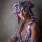 Blumige Frau Mit Schmetterlingskopfschmuck In Pink Und Lila | Digital Art | Kunstgattungen