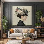 Frau Mit Blumen Und Schmetterlingen Im Hut