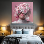 Person Mit Blumenhaube Und Brille Reflektierend Blumenmuster Surrealer Hintergrund