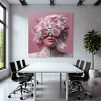 Person Mit Blumenhaube Und Brille Reflektierend Blumenmuster Surrealer Hintergrund