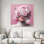 Person Mit Blumenhaube Und Brille Reflektierend Blumenmuster Surrealer Hintergrund