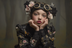 Junge Person Im Stilisierten Anzug Mit Goggles Und Blumenschmuck Mit Butterflies | Digital Art | Kunstgattungen