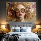 Kreatives Portraet Mit Lockigem Haar Goldenen Goggles Blumen Und Schmetterlingen