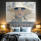 Modisches Portrait Mit Blumenhut Und Butterfliegen Und Blauem Lippenstift