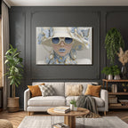 Modisches Portrait Mit Blumenhut Und Butterfliegen Und Blauem Lippenstift