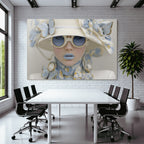 Modisches Portrait Mit Blumenhut Und Butterfliegen Und Blauem Lippenstift