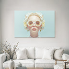 Person Mit Beruhigendem Ausdruck Und Uebergrossen Sonnenbrillen Blumen Und Butterflies