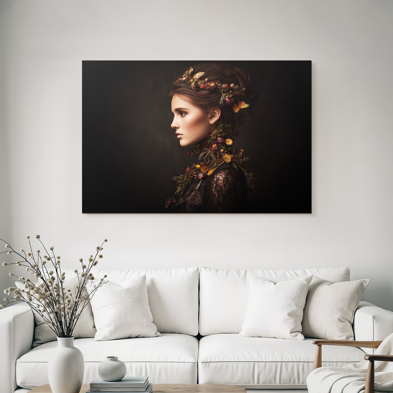 Portrait Der Frau Mit Blumen Und Butterfliegen In Den Hair Und Dunklem Hintergrund