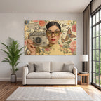 Stylisierte Portraet Einer Person Mit Kamera Blumen Und Freunden
