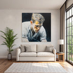 Intensiver Portrait Eines Mannes Mit Tousliertem Haar Und Dunklem Hintergrund