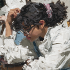 Junge Frau Mit Locken Und Brille Nachdenklich Pozierend | Fine Art und Malerei | Kunstgattungen
