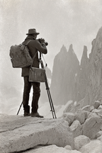 Bergfotograf Mit Rucksack Auf Felsplatte | Fotografie | Kunstgattungen