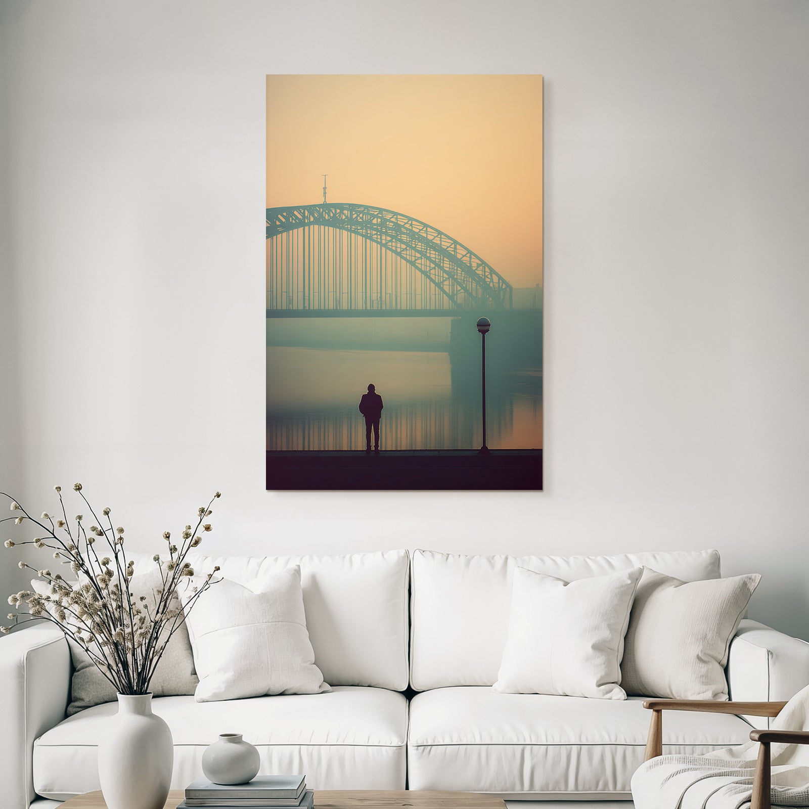Bruecke Person Am Wasser Neblige Atmosphaere