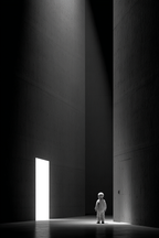 Einsame Figur Vorheller Tuer | Fotografie | Kunstgattungen