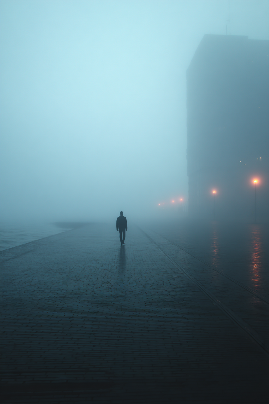 Einsame Figur Weg Nebel Stadt | Fotografie | Kunstgattungen