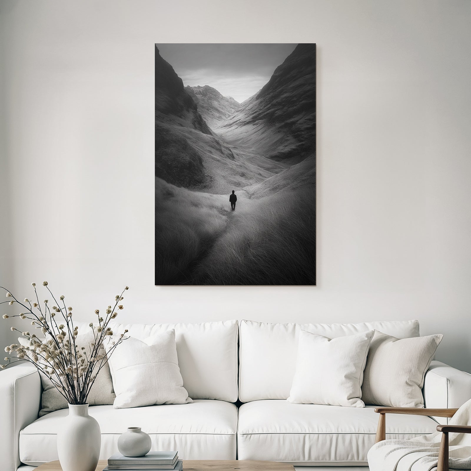 Landschaft Einzelne Figur Im Tal Zwischen Bergen Monochromatisch