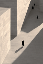 Menschen In Geometrischer Architektur Mit Schatten | Fotografie | Kunstgattungen