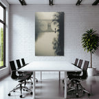 Neblige Landschaft Mit Person Im Wasser Und Bruecke Im Hintergrund