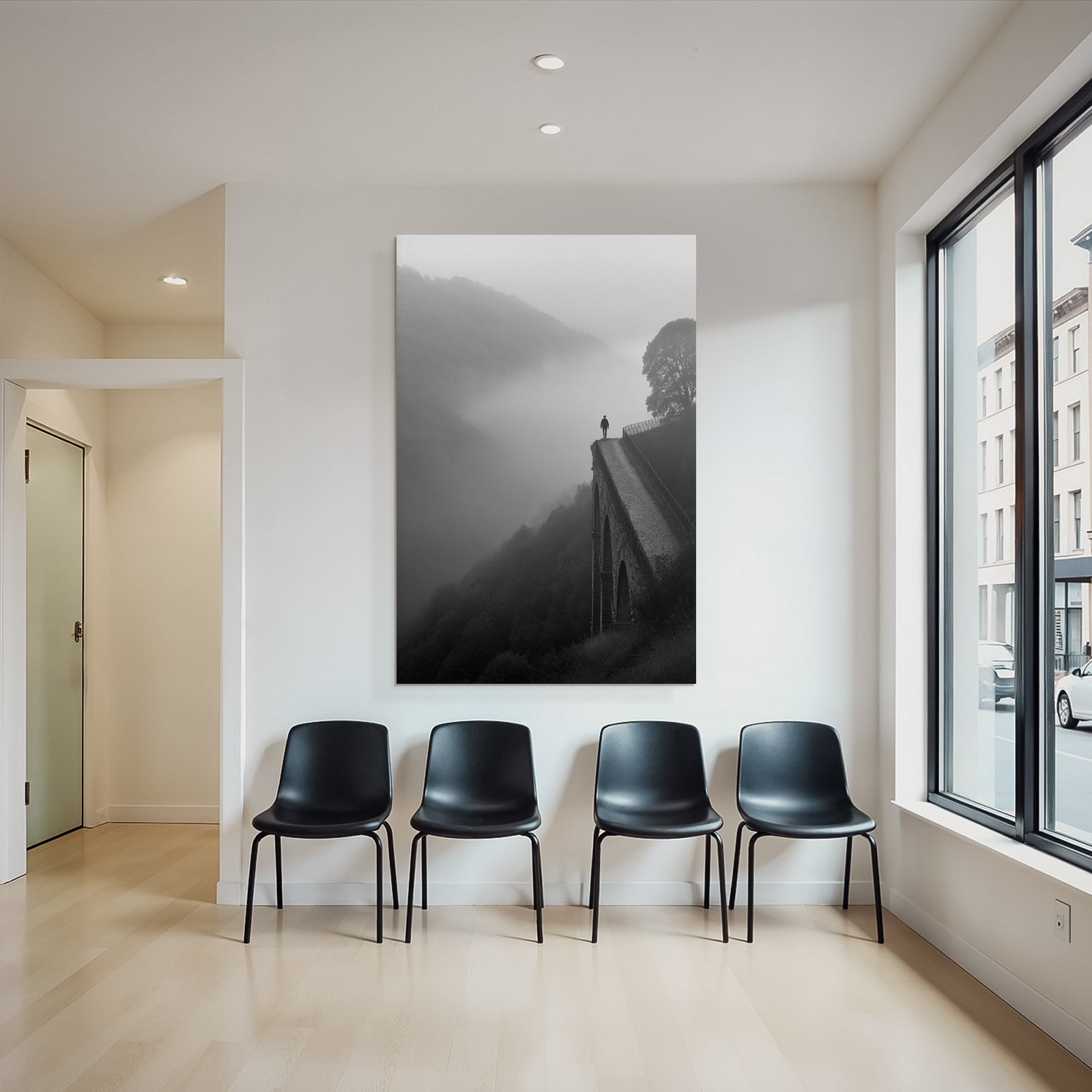 Person Auf Bruecke Im Nebel