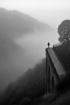 Person Auf Bruecke Im Nebel | Fotografie | Kunstgattungen